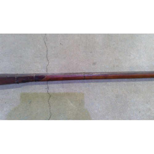 1361 - Antique matchlock black powder early C19th barrel musket, barrel L169cm