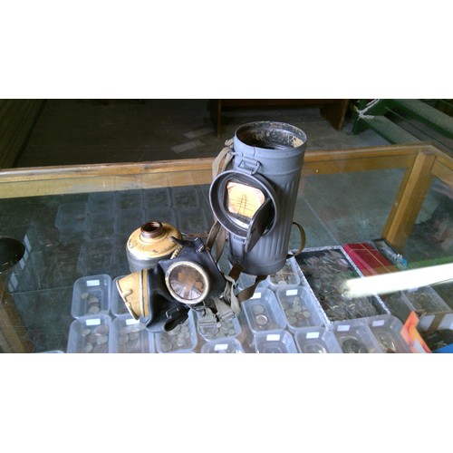 725 - Wehrmacht gas mask container with gas mask and spare lenses, an aluminium 2 piece mess tin and a sla... 