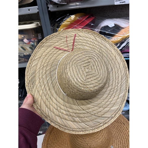 1 - Large quantity of wide brimmed straw sun hats, as new, approx. 34