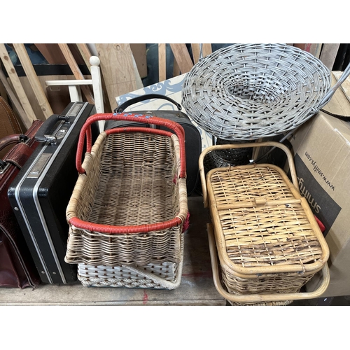 1290 - Vintage suitcases, bags, and baskets (11)