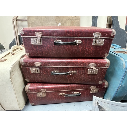 1284 - Vintage suitcases, various colours and sizes, including a set of three burgundy cases (12)