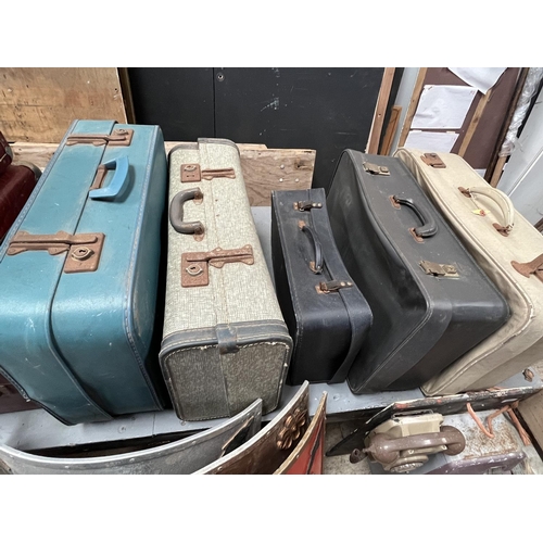 1284 - Vintage suitcases, various colours and sizes, including a set of three burgundy cases (12)