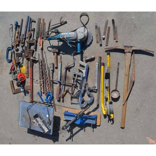 1134 - Collection of hand tools to incl. Record clamps, pick axe and spare head, pipe bender, pipe cutter, ... 