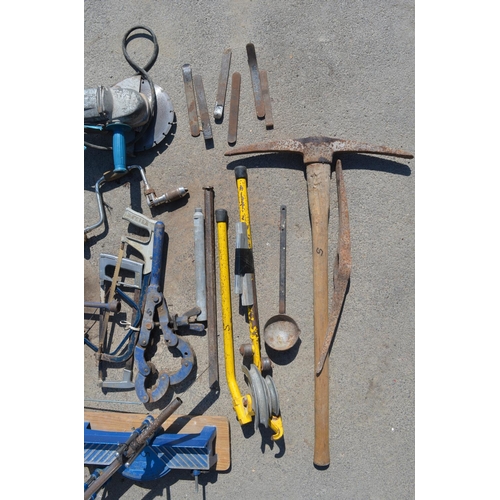 1134 - Collection of hand tools to incl. Record clamps, pick axe and spare head, pipe bender, pipe cutter, ... 