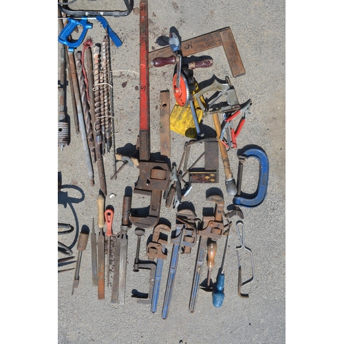 1134 - Collection of hand tools to incl. Record clamps, pick axe and spare head, pipe bender, pipe cutter, ... 