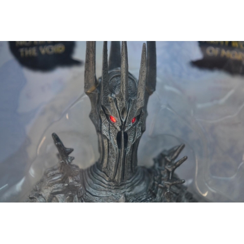 457 - Sauron action figure from ToyBiz no 81366, H27cm, factory sealed with working electronic functions, ... 