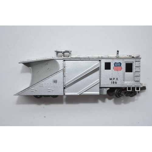 489 - Collection of N gauge American freight wagons including a Russell Union Pacific Snow Plough by Walth... 