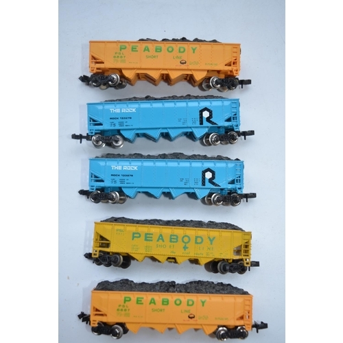 487 - Sixteen boxed N gauge American freight wagons, 8 by Bachmann, 8 by Minitrix. Some after purchase wea... 