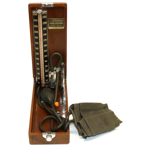 115 - W.A.Baum Co. Inc, New York, C20th Lifetime Baumanometer Kit Bag Model blood pressure meter in fitted... 