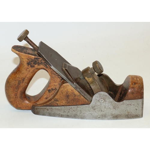 445 - Norris of London coffin smoothing woodworking plane, L23cm