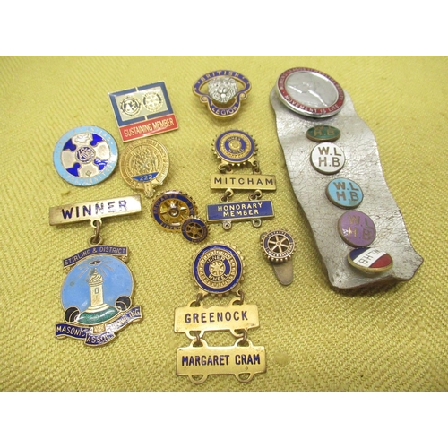 378 - Small selection of various association type pin and other badges including Royal Highland Agricultur... 