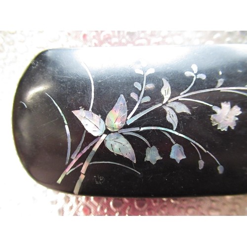 761 - C19th japanned papier mache snuff box with floral mother of pearl inlay, L8cm, C19th French mahogany... 