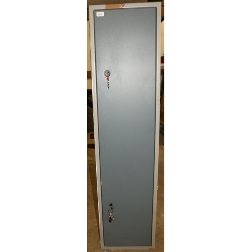 543 - Large double lock gun cabinet, with ammunition compartment and shelving, H152cm W37cm D27cm