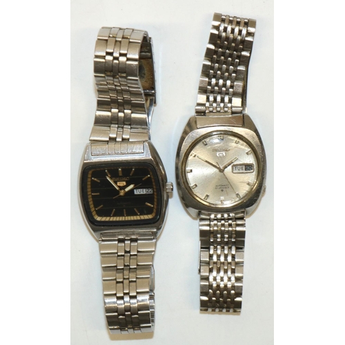 255 - Seiko 5 automatic wristwatch with day date signed dial, stainless steel case on matching bracelet mo... 