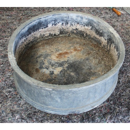 1008B - Shallow circular lead planter with lead bird (sitting on edge A/F) H12cm x W33cm