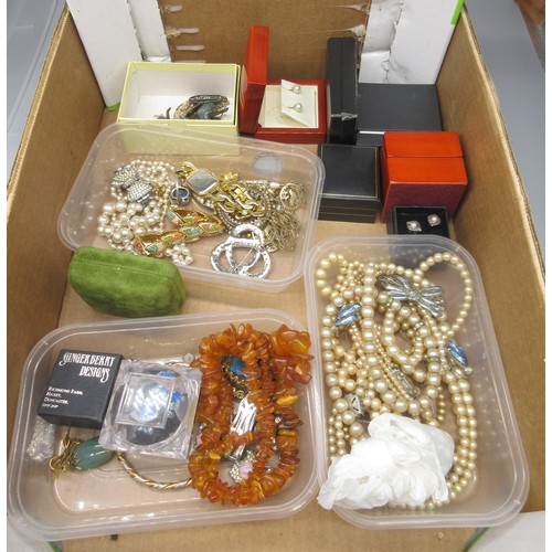 880 - Collection of costume jewellery including faux pearls, brooches, rings, earrings etc.