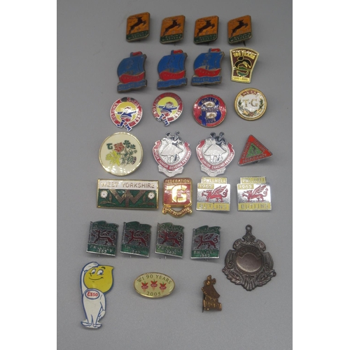 910 - Collection of 1960's Butlins enamel pin badges incl. Minehead, Pwllheli, Zkegness, Beavers Club, Jun... 