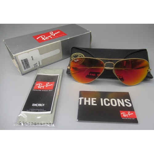 941 - Pair of Ray-Ban Aviator sunglasses with mirror lenses, in black case with unopened wipe, leaflets an... 