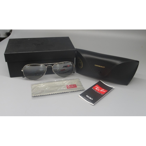 942 - Pair of Ray-Ban Aviator Chromance sunglasses with mirror lenses, in black case with unopened wipe, l... 