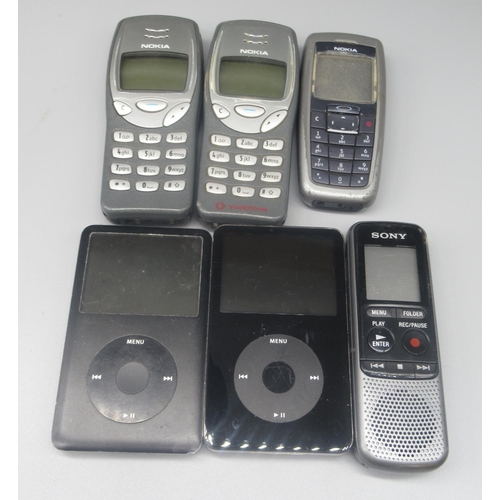 949 - Three Vintage Nokia mobile telephones, two Apple 80GD ipods, and a Sony IC recorder (6)