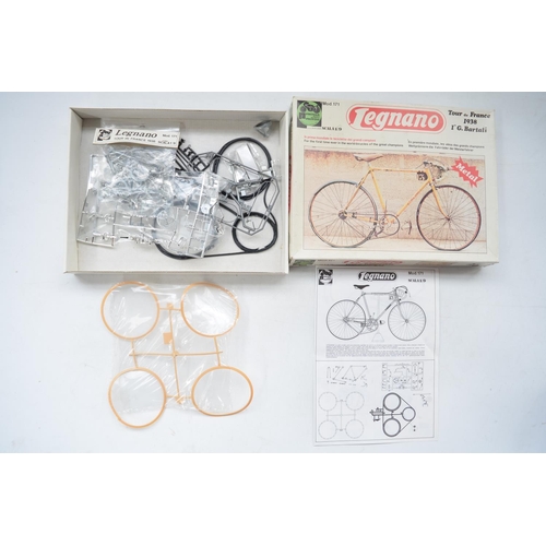 207 - Two unstarted Protar 1/9 scale racing bicycle models, metal frames with plastic parts to include Col... 