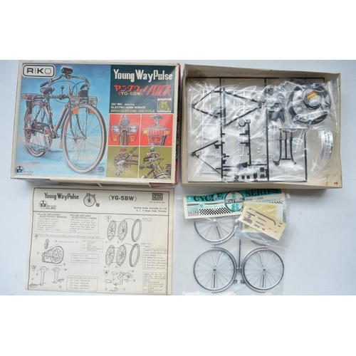 211 - Two 1/8 scale racing bicycle models from Aoshima to include Bridgestone Young Way Pulse YG-5BW and B... 