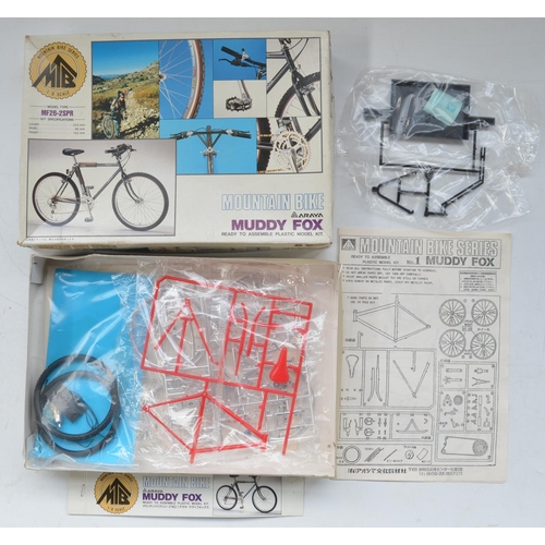 212 - Three 1/8 scale mountain bike model kits from Aoshima to include Araya Muddy Fox MF26-2SPR (one bag ... 