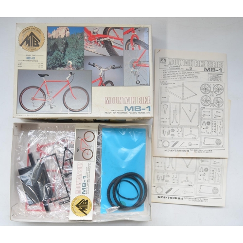 212 - Three 1/8 scale mountain bike model kits from Aoshima to include Araya Muddy Fox MF26-2SPR (one bag ... 