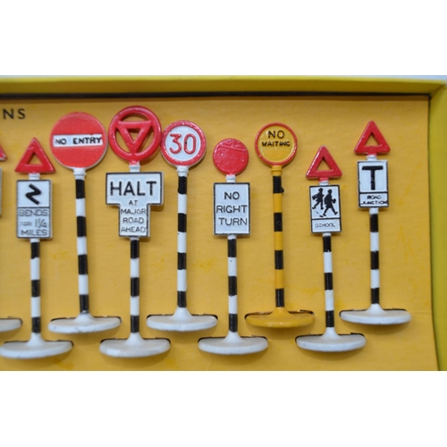 173 - Vintage Dinky Toys British Road Signs (no 772), set of 24 signs with original box. Contents in near ... 