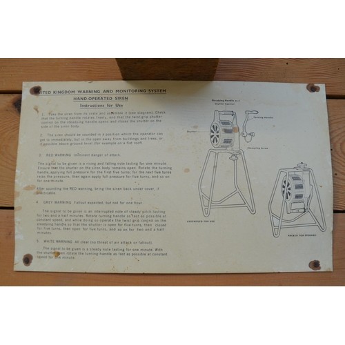 908 - Secomak type 447 hand operated siren, in working order, with original box, top with associated trans... 