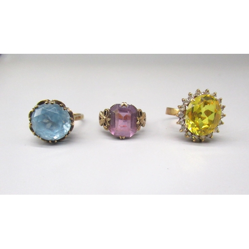 746 - 9ct yellow gold ring set with large blue stone, stamped 375, size O1/2, a 9ct yellow gold ring set w... 