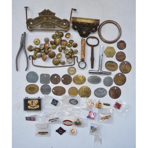 280 - Collection of railway ephemera to include buttons, a corkscrew, BR cast brass toilet roll holder, ca... 