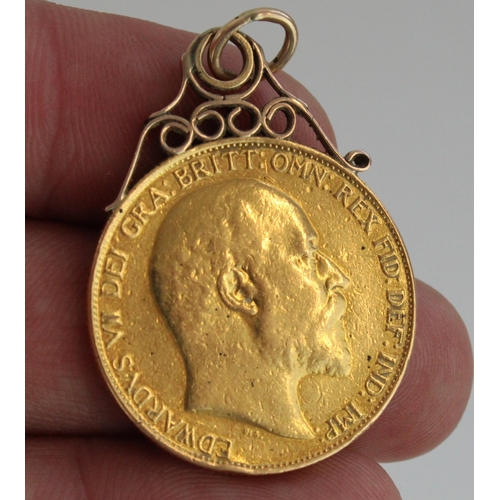 600 - Edw. VII 1902 gold £2 Coronation coin on fixed yellow metal pendant mount, gross 16.7g