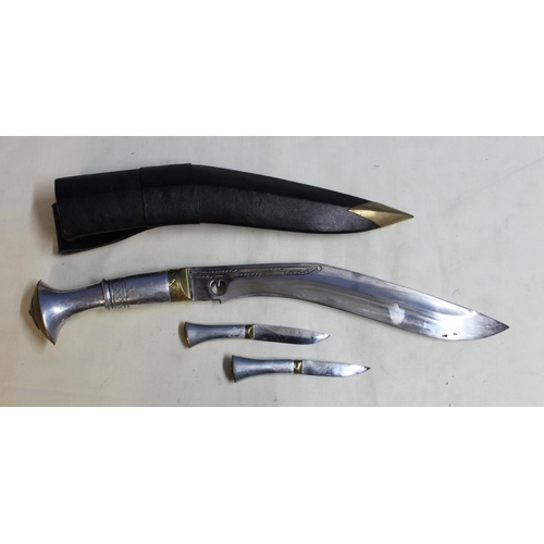 915 - Ceremonial kukri knife in original scabbard engraving to the blade, steel handle and brass pommel, b... 