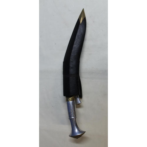 915 - Ceremonial kukri knife in original scabbard engraving to the blade, steel handle and brass pommel, b... 