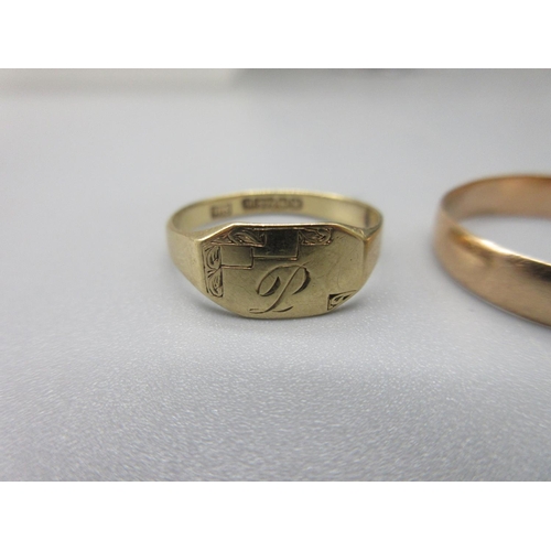 15 - 9ct yellow gold signet ring with engraved P to face, size N, and a 9ct yellow gold wedding band, siz... 
