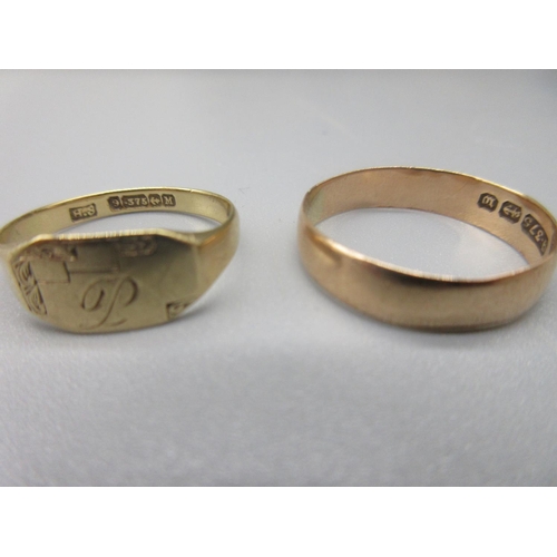 15 - 9ct yellow gold signet ring with engraved P to face, size N, and a 9ct yellow gold wedding band, siz... 