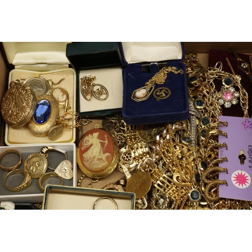 299 - Mid-late C20th gold plated and other similar costume jewellery including bangles, rings, necklaces, ... 