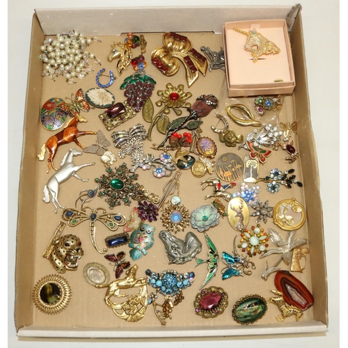 316 - Large quantity of mid-late C20th costume jewellery brooches including Sarah Coventry, Dior style, Cz... 