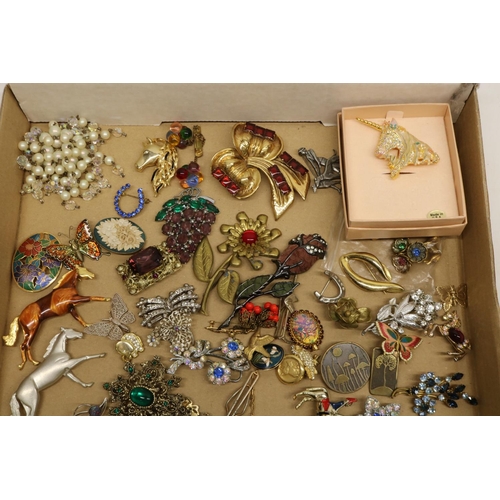 316 - Large quantity of mid-late C20th costume jewellery brooches including Sarah Coventry, Dior style, Cz... 