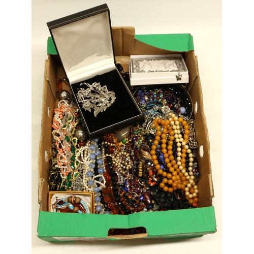 322 - Large collection of costume jewellery necklaces, predominantly beaded (1 box)