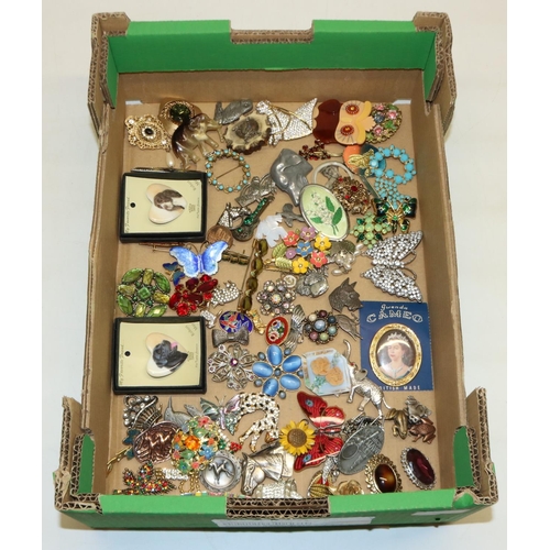 323 - Large quantity of mid-late C20th costume jewellery brooches including Sarah Coventry, enamel, Czech ... 