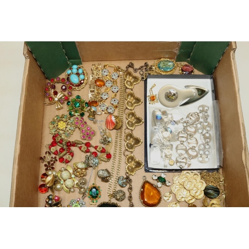 352 - Collection of mid-late C20th silver tone and gold tone costume jewellery, including modernist style ... 