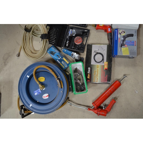 1380 - Collection of air driven workshop tools, various manufacturers to include Am-Tech heavy duty sand bl... 