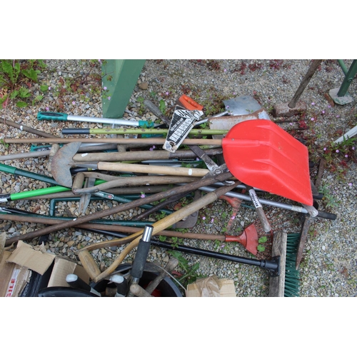 1456 - Large collection of garden tools, including spades, brushes, racks, hammers, sheers, hedge loppers