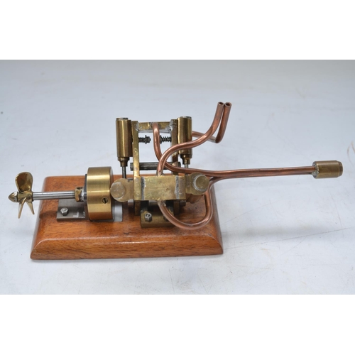 1335 - Charming scratch built all metal steam powered marine engine model, no boiler, on wood base. W26cm D... 