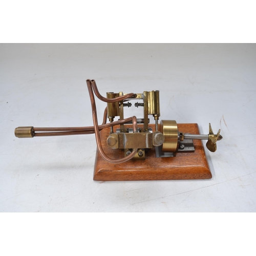 1335 - Charming scratch built all metal steam powered marine engine model, no boiler, on wood base. W26cm D... 