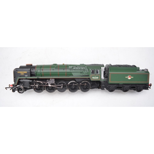 24 - Boxed Hornby OO gauge BR Green 9F 92220 Evening Star electric locomotive with tender (R2785), DCC Re... 