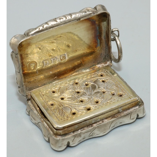 1134 - William IV hallmarked silver shaped rectangular small vinaigrette, hinged cover with a vacant cartou... 