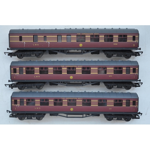 65 - Hornby OO gauge 3 piece LMS Coronation Coach set R4588. Models in mint condition, boxes/packaging ex... 